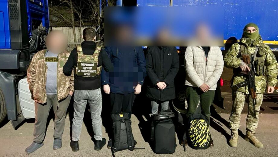На кордоні з Молдовою зупинили водія, який за 8 тисяч доларів перевозив нелегальних пасажирів