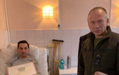 Головнокомандувач ЗСУ Сирський відвідав пораненого кореспондента  Дмитра Євчина (фото)