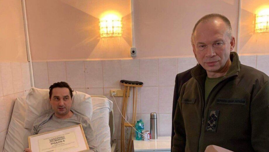 Головнокомандувач ЗСУ Сирський відвідав пораненого кореспондента  Дмитра Євчина (фото)