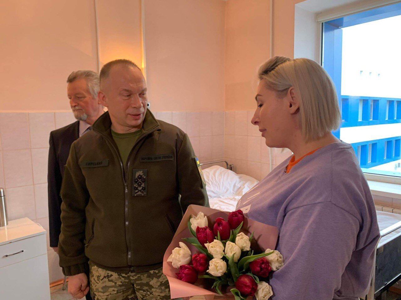 Головнокомандувач ЗСУ Сирський відвідав раненого кореспондента  Дмитра Євчина (фото)