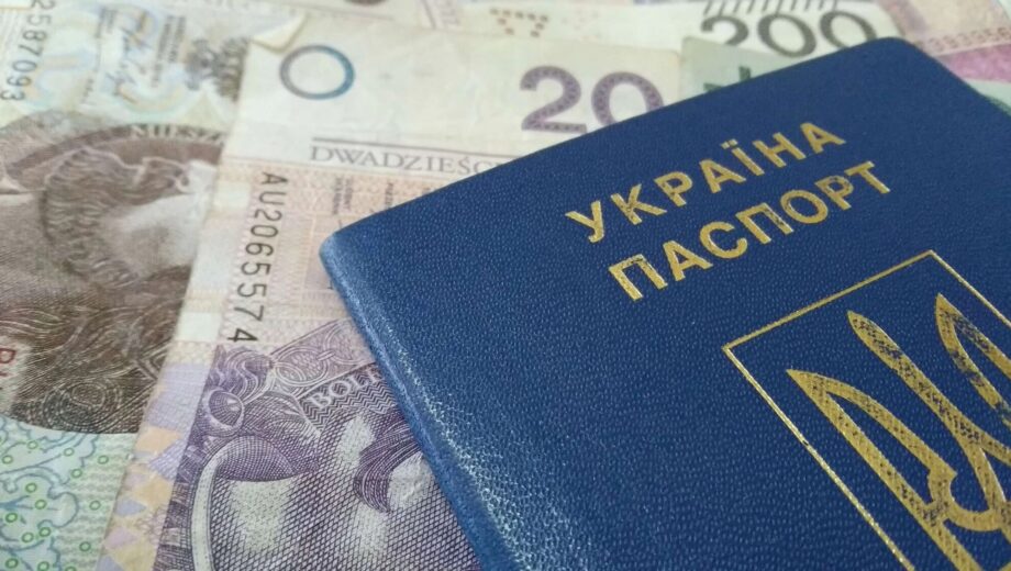 С 1 февраля в Польше сокращают соцвыплаты: часть украинских беженцев лишится помощи на детей