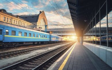 Зарядиться и согреться: »Укрзализныця» открыла пункты несокрушимости на вокзалах страны
