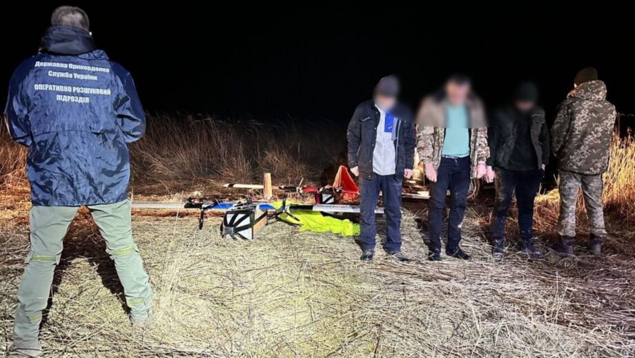 В Закарпатье дельцы двумя беспилотниками пытались переправить за границу сигареты