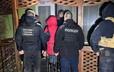 На кордоні зі Словаччиною затримали групу чоловіків призовного віку, а згодом і їх переправника