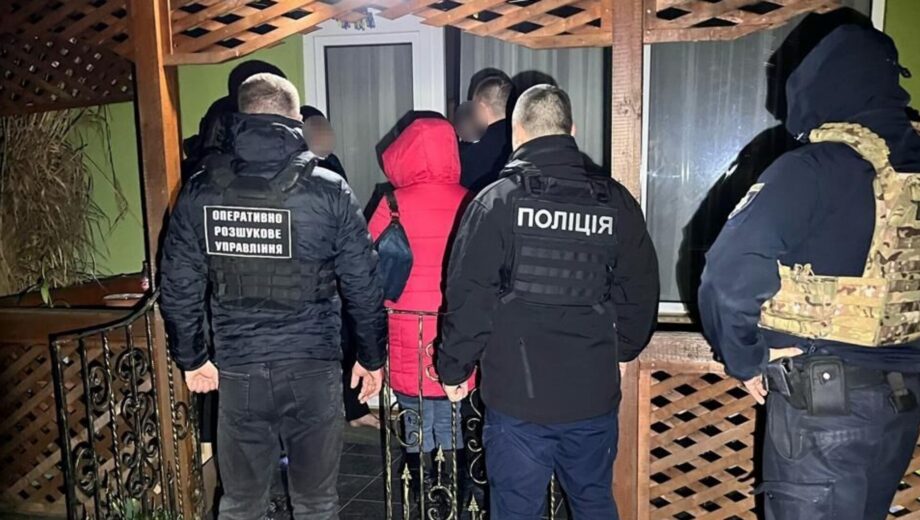 На границе со Словакией задержали группу мужчин призывного возраста, а затем и их переправителя