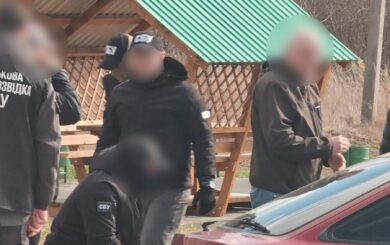 Підробляли документи та організовували виїзд за кордон: викрито переправників на Буковині та Миколаївщині