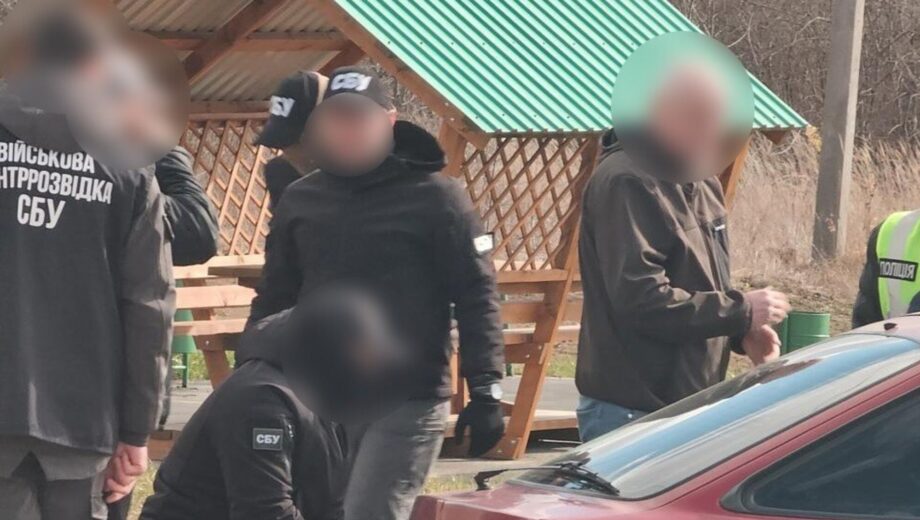 Подделывали документы и организовывали выезд за границу: разоблачены переправщики на Буковине и Николаевщине