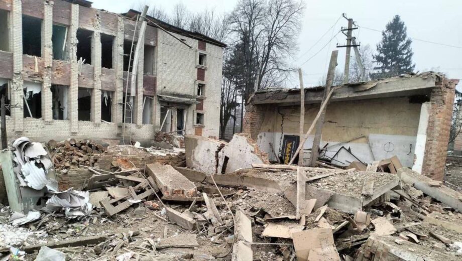 Россияне обстреляли центр поселка Великая Писаревка Сумской области (фото)