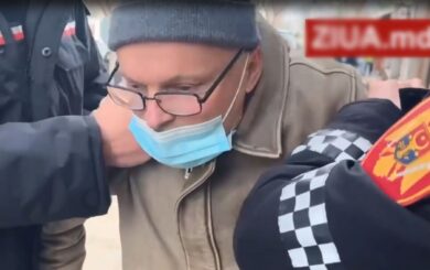 В Молдове мужчина швырнул коктейли »Молотова» в российское посольство во время »выборов»