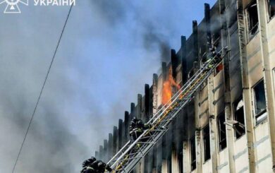 Росіяни вдарили ракетою по одному з районів Харкова