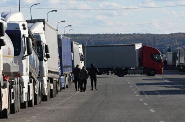 Польща зупинила пропуск українських фур без дозволу ЄМКТ