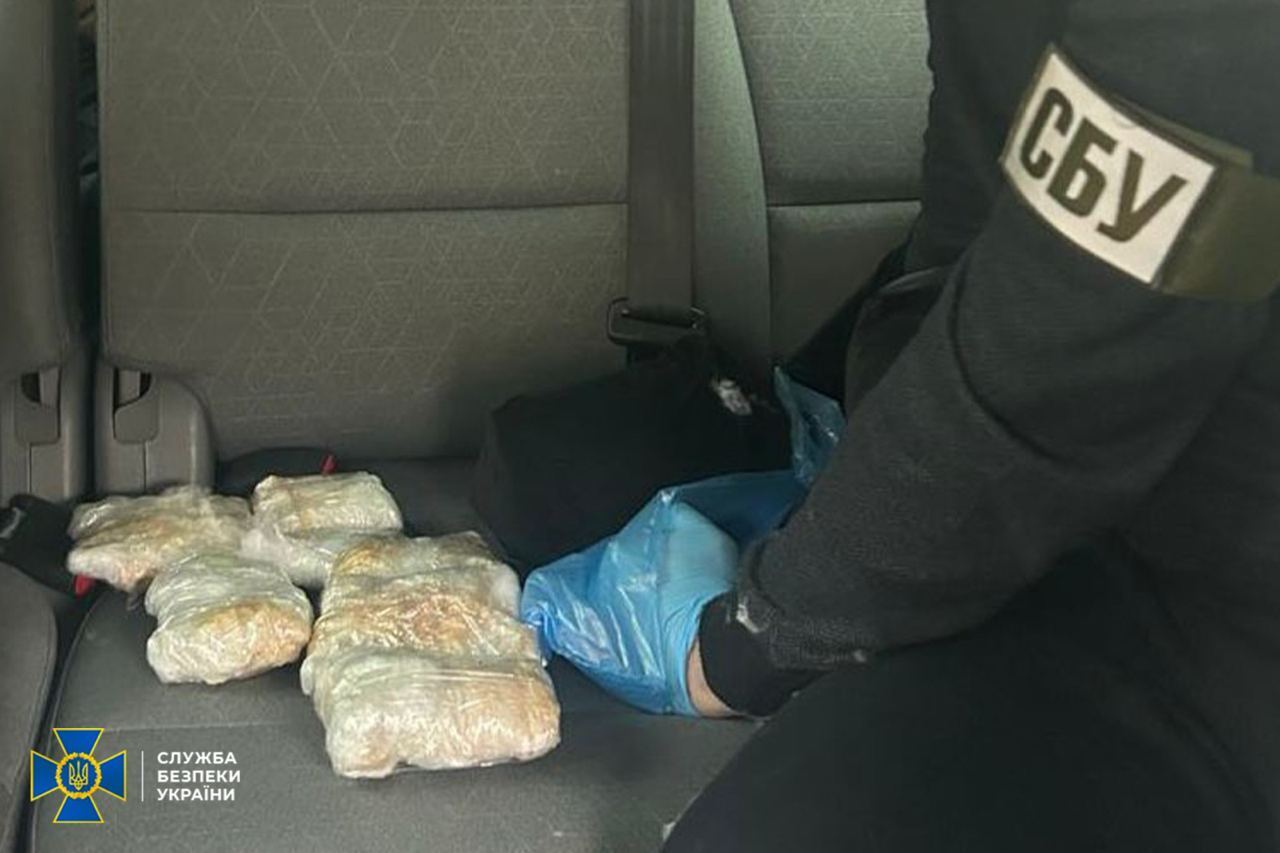  Продавали наркотики в Євросоюзі: СБУ ''вивела'' з-за кордону і затримала в Україні лідерів банди (фото)