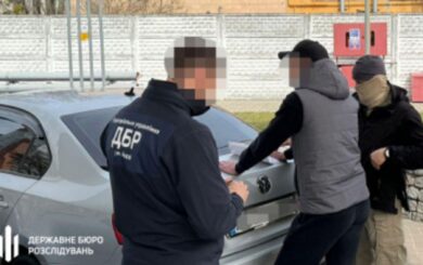 ​На Київщині затримано правоохоронця на хабарі в $15 000 за ”відмазування” від проходження служби