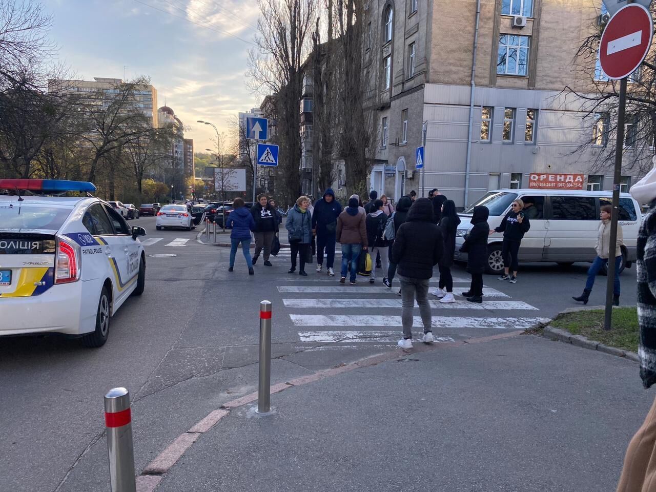 В центре Киева жильцы дома перекрыли дорогу из-за отсутствия электроэнергии