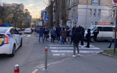 У центрі Києва мешканці будинку перекрили дорогу через відсутність електроенергії (фото)