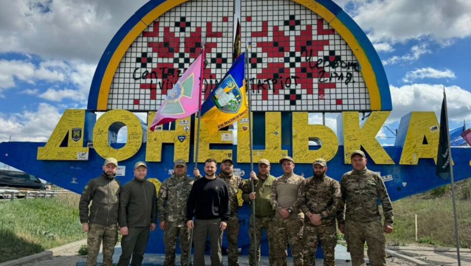 Владимир Зеленский посетил Донетчину и оставил свою подпись на потолке при въезде в область (фото)