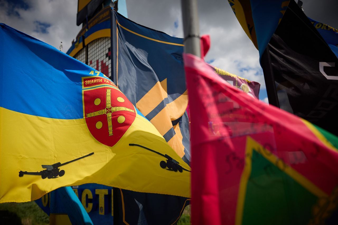Володимир Зеленський відвідав Донеччину, та залишив свій підпис на стелі при вʼїзді в область (фото)