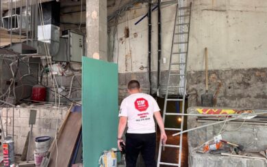 Чергова ”туалетна схема”: під вікнами багатоповерхівки звели ”МАФ”