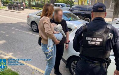 Жительница Днепра за 1 млн грн пытались продать собственного сына