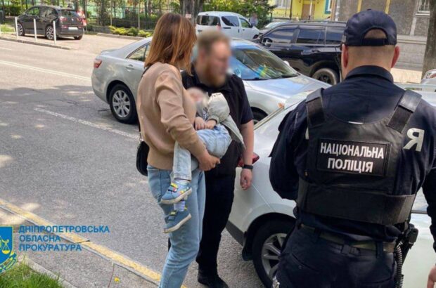 Мешканка Дніпра за 1 млн грн намагались продати власного сина