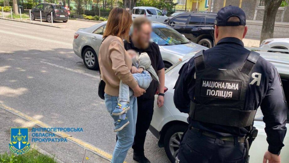 Жительница Днепра за 1 млн грн пытались продать собственного сына