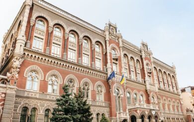 У Печерському районі через падіння БПЛА загорівся дах будівлі НБУ