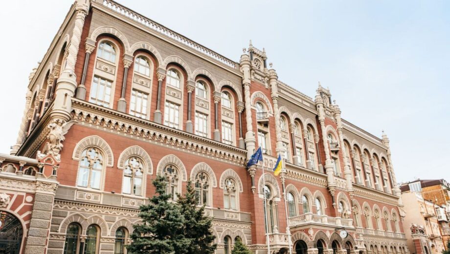 В Печерском районе из-за падения БПЛА загорелась крыша здания НБУ
