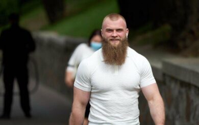 Беглец Дмитрук в Гайд-парке: в рясе, с семьей и при рассмотрении дела за госпредательство