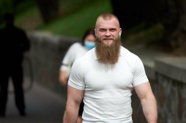 Беглец Дмитрук в Гайд-парке: в рясе, с семьей и при рассмотрении дела за госпредательство