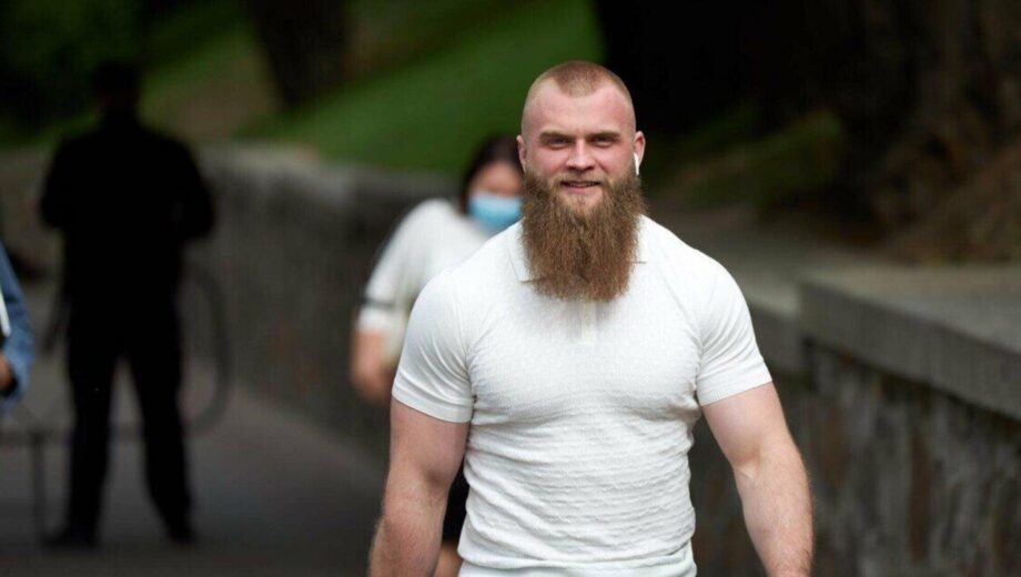 Беглец Дмитрук в Гайд-парке: в рясе, с семьей и при рассмотрении дела за госпредательство