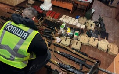 Более 150 кг взрывчатки и 16 автоматов: в Полтавской области задержали торговца оружием