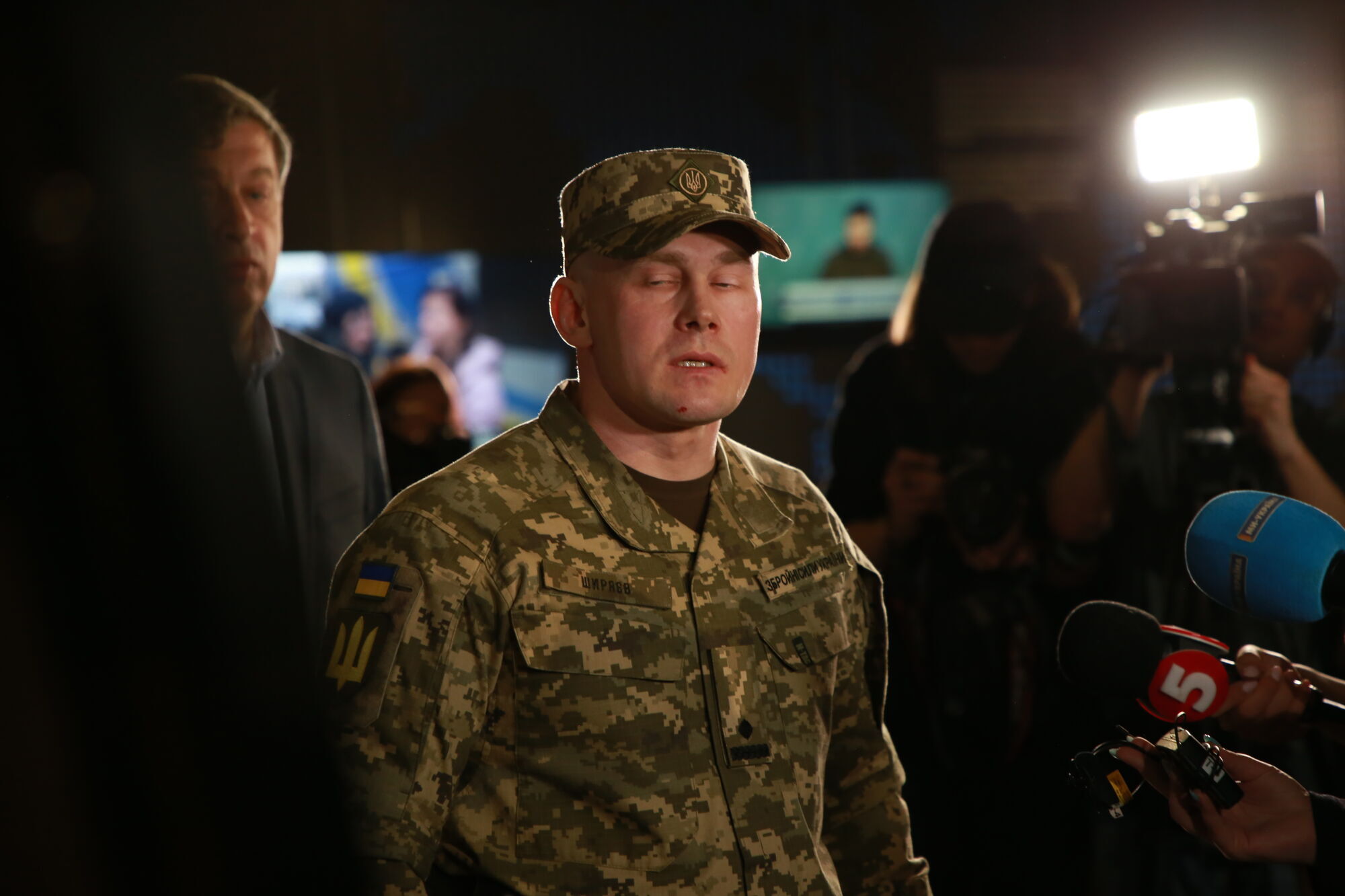 Ворожі шеврони і уламки дронів: командир 225 ОШП Олег Ширяєв передав трофеї до музею війни (фото, відео)