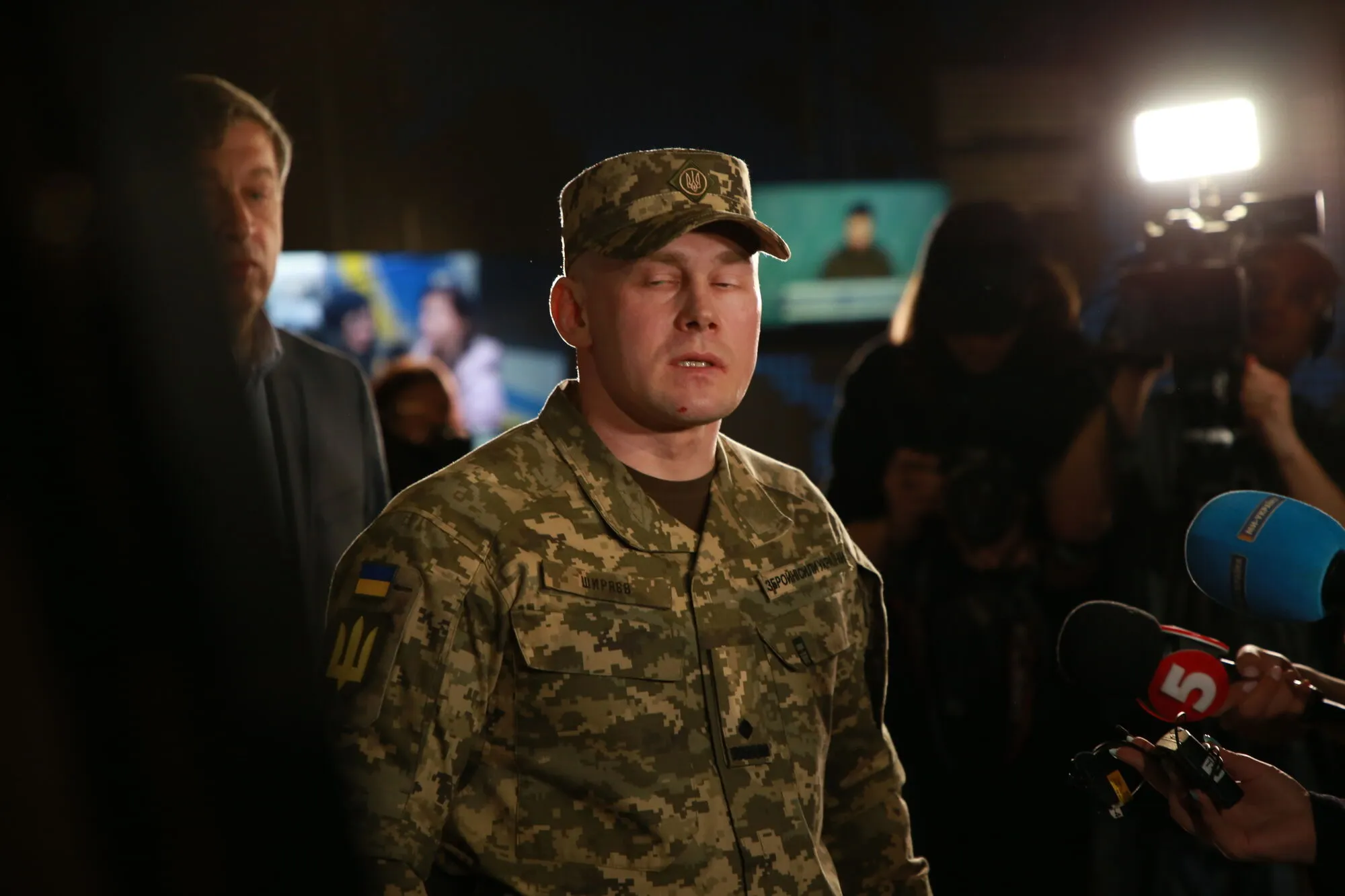 Вражеские шевроны и обломки дронов: командир 225 ОШП Олег Ширяев передал трофеи музею войны (фото, видео)