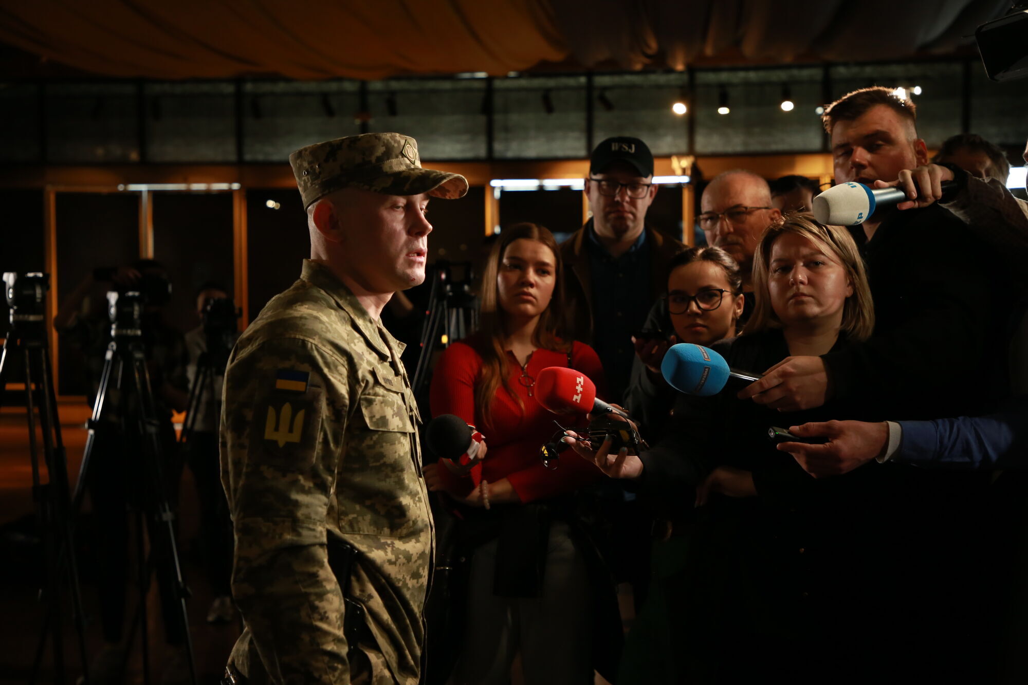 Ворожі шеврони і уламки дронів: командир 225 ОШП Олег Ширяєв передав трофеї до музею війни (фото, відео)