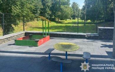 Поліція Тернополя викрила підлітка, який стріляв біля місця, де гралися діти