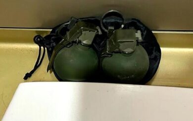 У вбиральні одного з вагонів потягу громадяни виявили дві гранати: подробиці