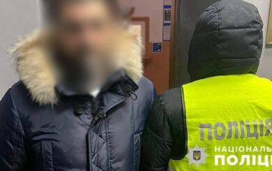 Обікрав ювелірну крамницю і збув викрадене в ломбард: у столиці поліцейські підозрюють місцевого жителя
