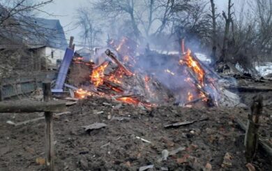 Росіяни завдали авіаційно-артилерійського удару по Сумщині: спалахнув житловий будинок