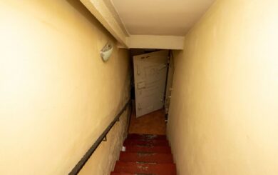 Перевірка укриттів у Києві: діалог голови РДА з бездомними завершився фразою ”Ты причепитися вирішив?”