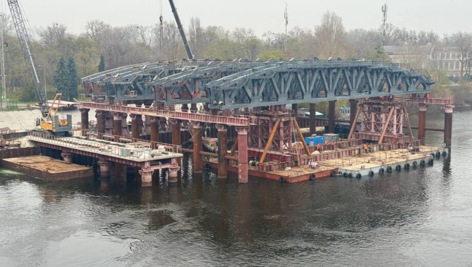 На мосту Метро встановлюють унікальні підтримуючі арки — ключовий етап протиаварійних робіт