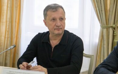 Свято під час війни: посадовець КМДА Володимир Костіков відзначав День народження у караоке під час робочого дня (відео)