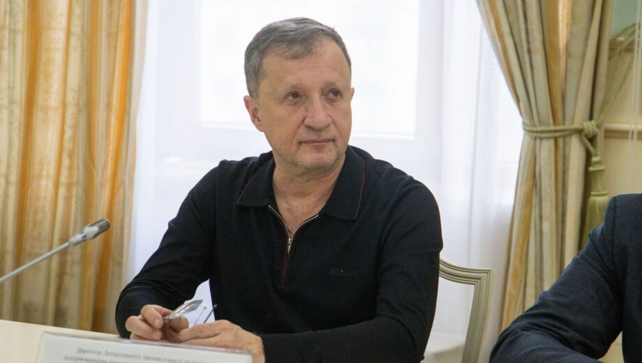 Свято під час війни: посадовець КМДА Володимир Костіков відзначав День народження у караоке під час робочого дня (відео)