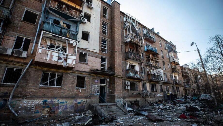Будинки після ударів: як Київ відновлює житло в умовах війни і куди звертатись постраждалим
