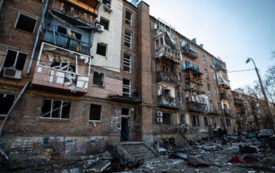 Дома после ударов: как Киев восстанавливает жилье в условиях войны и куда обращаться пострадавшим