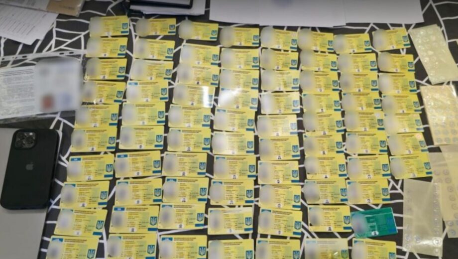 БЭБ на Буковине разоблачило схему по продаже фальшивых водительских удостоверений: трем лицам объявлено подозрение