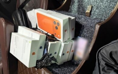 В »Шегинях» нашли 10 iPhone в подлокотнике Renault: стоимость партии превышает 700 тысяч гривен