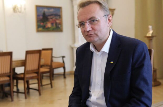 Сильна ожеледиця у Львові: мер міста Андрій Садовий двічі впав на вулиці