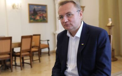 Сильный гололед во Львове: мэр города Андрей Садовый дважды упал на улице