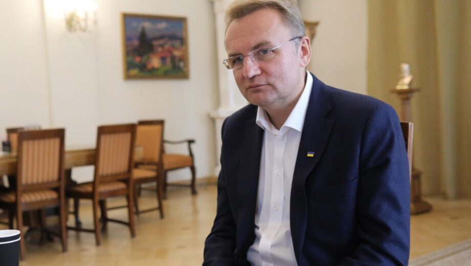 Сильный гололед во Львове: мэр города Андрей Садовый дважды упал на улице