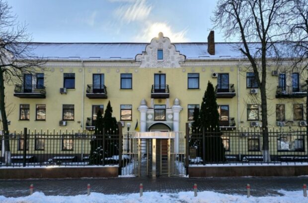 Забор и турникет у Казначейства: активисты заявили об ограничении доступа к учреждению